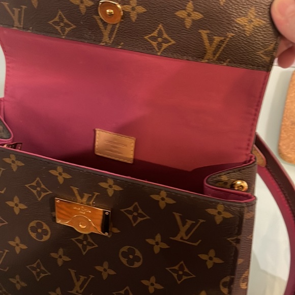 Authentic LV Cluny Bag in Monogram - Picture 4 of 10